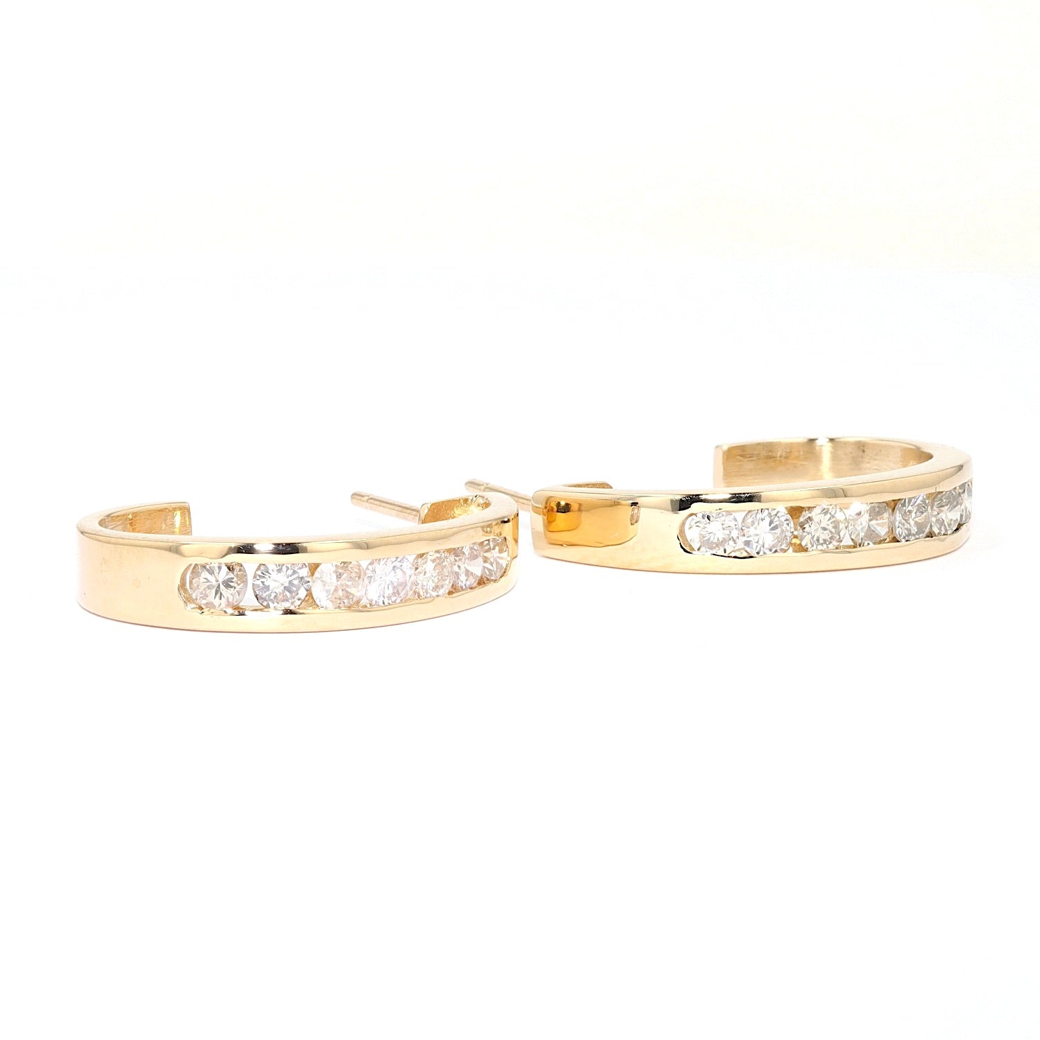 1 Paar Halbkreolen in 585er Gelbgold mit ca. 1 ct Brillanten, liegend rechts gedreht