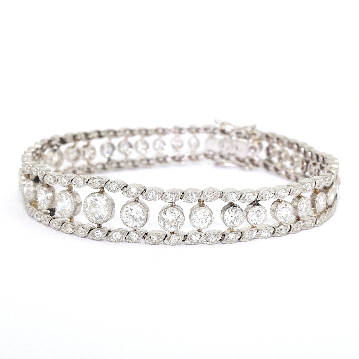 Belle Epoque Armband, Tennisarmband aus Platin mit insgesamt ca. 6,1 ct Diamanten, liegend links gedreht