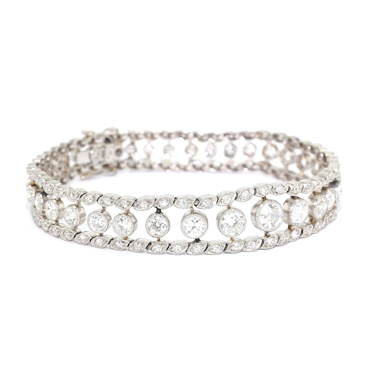 Belle Epoque Armband, Tennisarmband aus Platin mit insgesamt ca. 6,1 ct Diamanten, liegend rechts gedreht