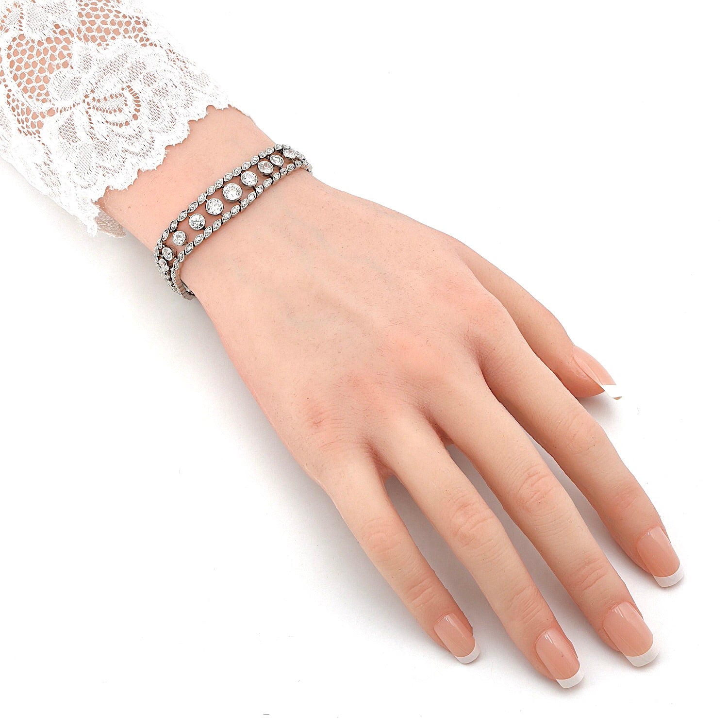 Belle Epoque Armband, Tennisarmband aus Platin mit insgesamt ca. 6,1 ct Diamanten, am Arm