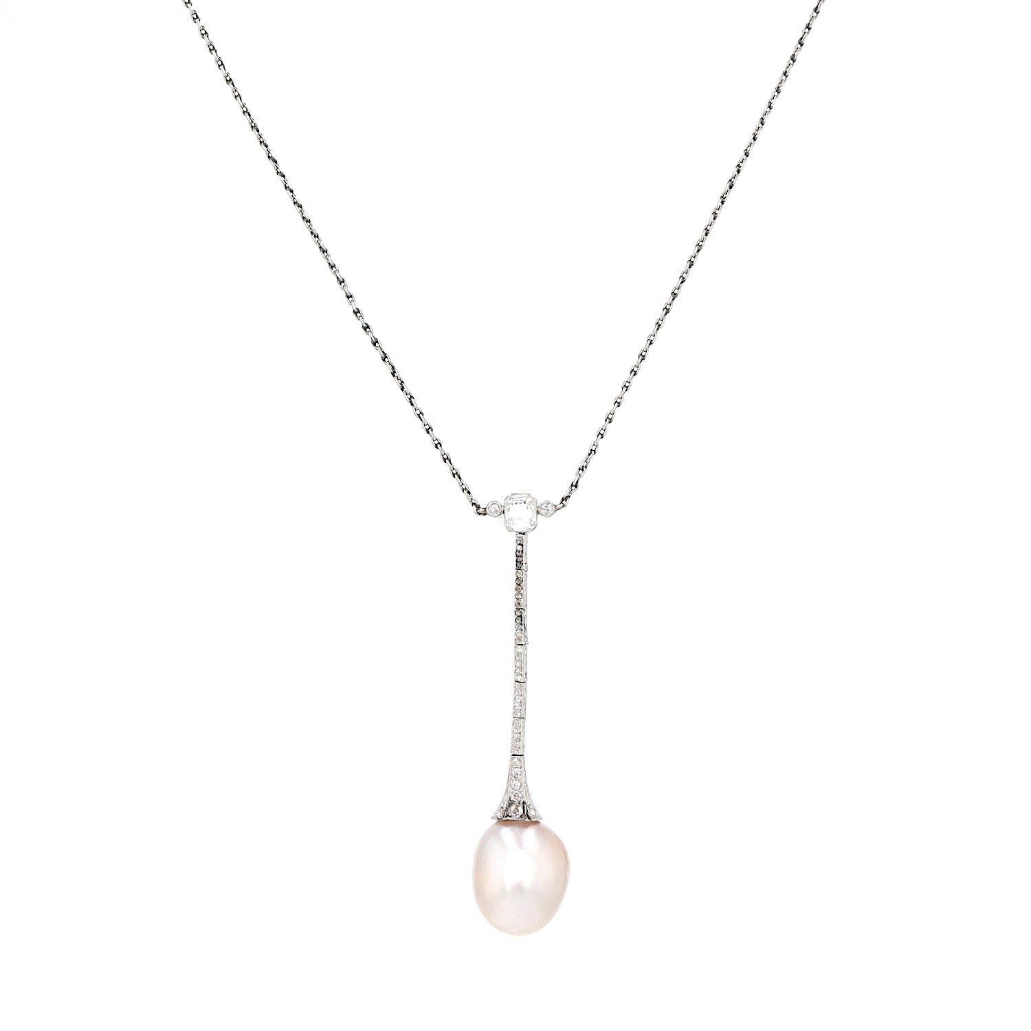 Art Deco Collier aus Platin mit einer großen natürlichen Perle und Diamanten, hängend frontal