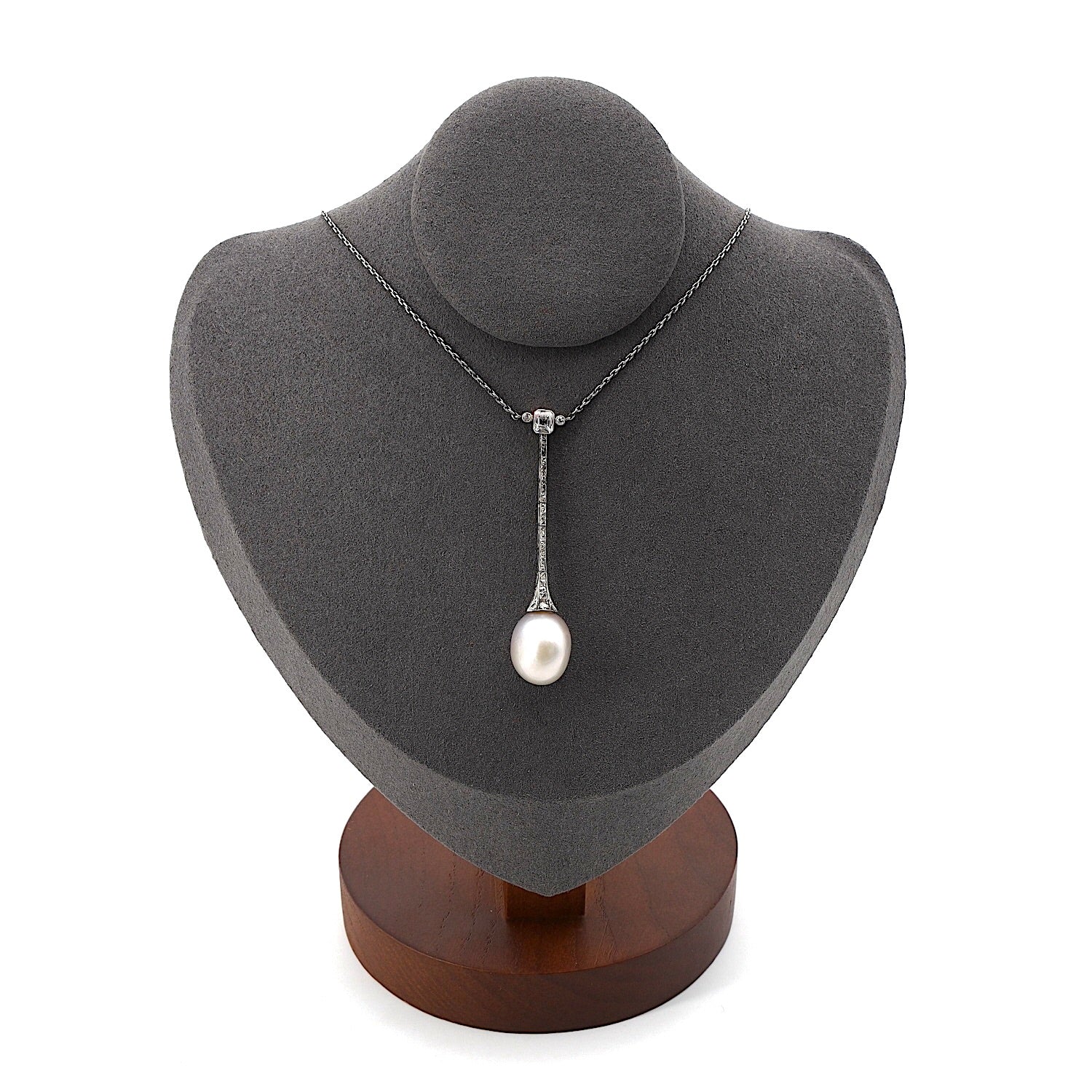 Art Deco Collier aus Platin mit einer großen natürlichen Perle und Diamanten, an der Büste