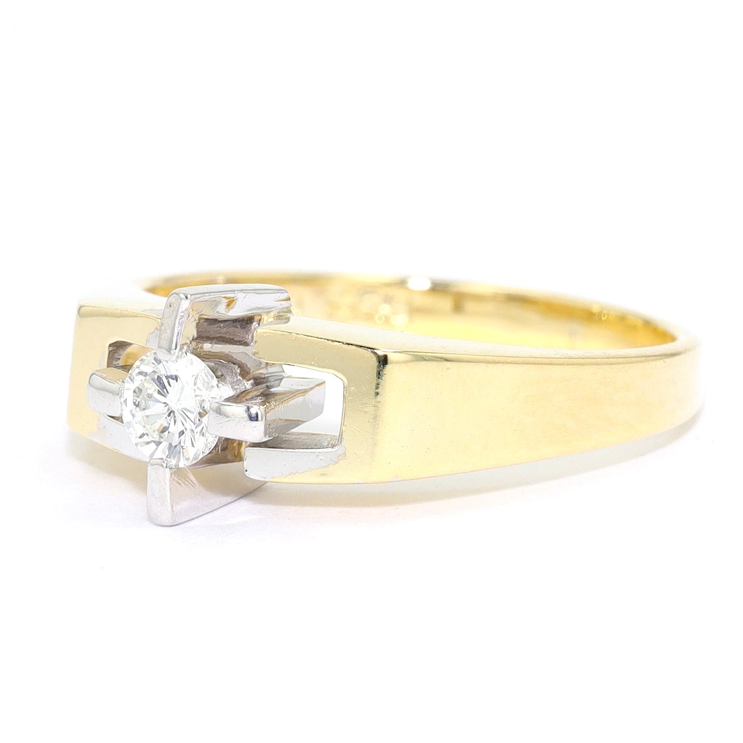 Ring in 585er Gold Bicolor mit einem Brillanten ca. 0,15 ct, liegend links gedreht