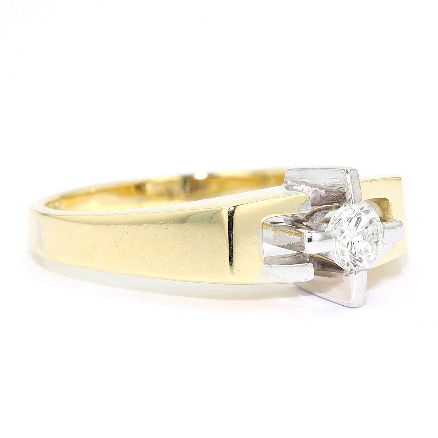 Ring in 585er Gold Bicolor mit einem Brillanten ca. 0,15 ct, liegend rechts gedreht