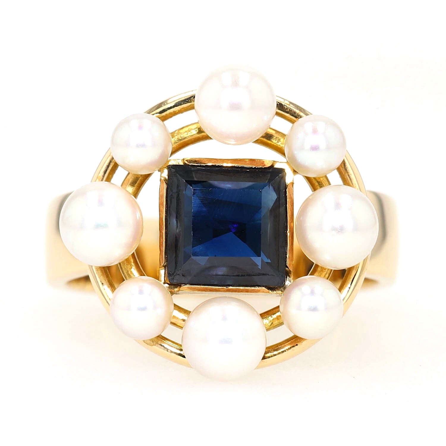 Ring in 750er Gelbgold mit einem blauen Saphir und Zuchtperlen, liegend frontal
