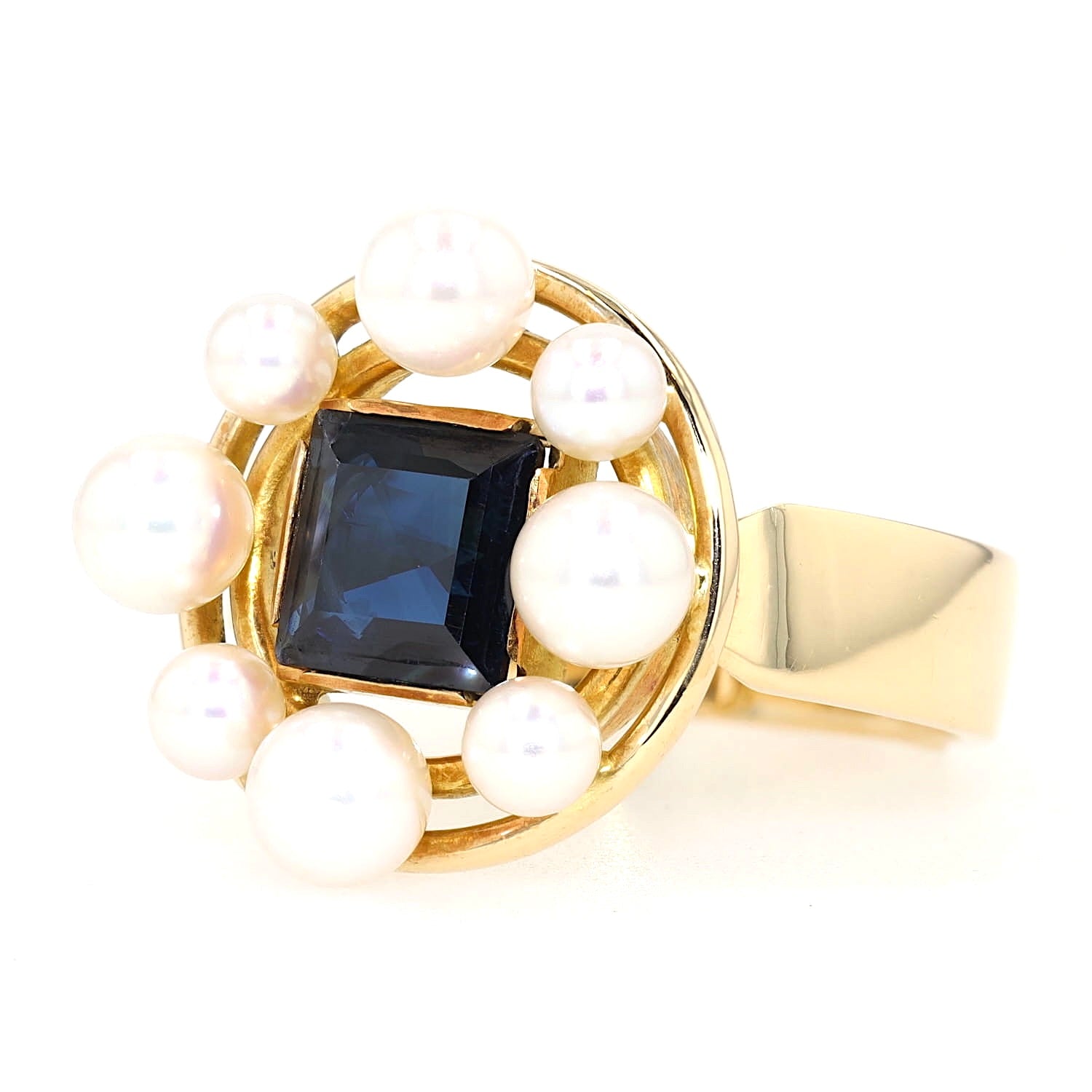 Ring in 750er Gelbgold mit einem blauen Saphir und Zuchtperlen, liegend links gedreht