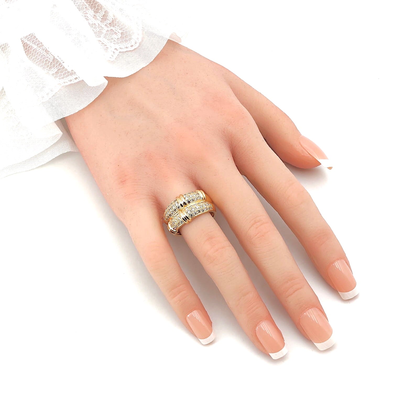 Ring in 750er Gelbgold mit Brillanten, an der Hand