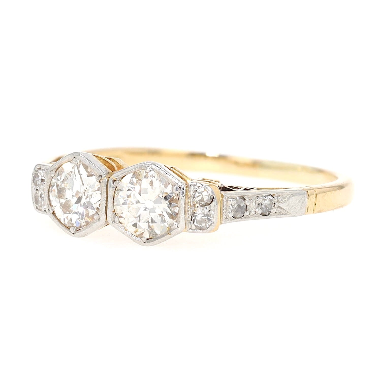 Art Deco Verlobungsring in 750er Gelbgold platiniert mit Diamanten gesamt ca. 0,63 ct, liegend links gedreht