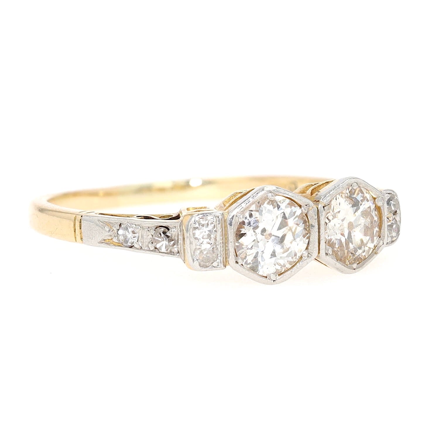Art Deco Verlobungsring in 750er Gelbgold platiniert mit Diamanten gesamt ca. 0,63 ct, liegend rechts gedreht