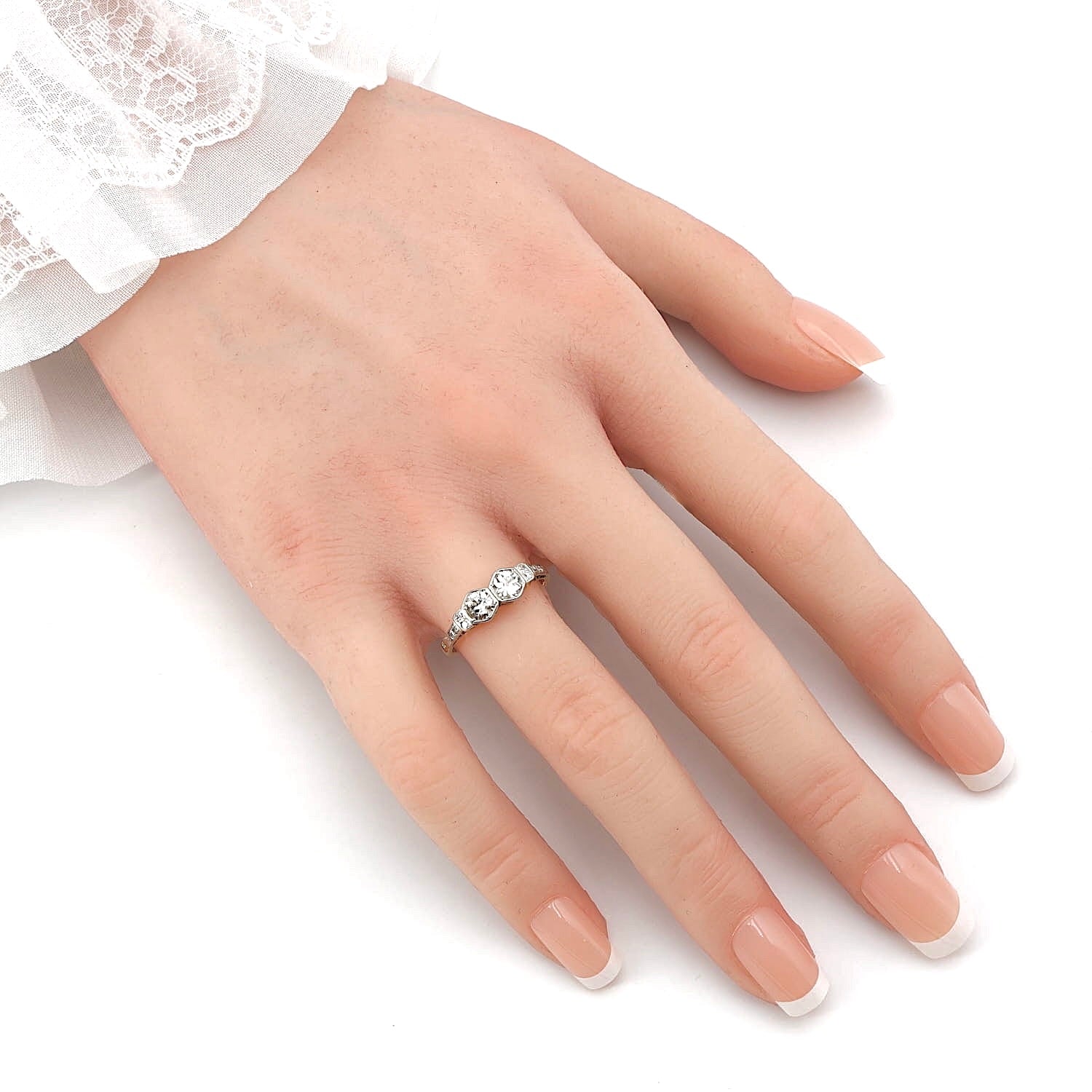 Art Deco Verlobungsring in 750er Gelbgold platiniert mit Diamanten gesamt ca. 0,63 ct, an der Hand