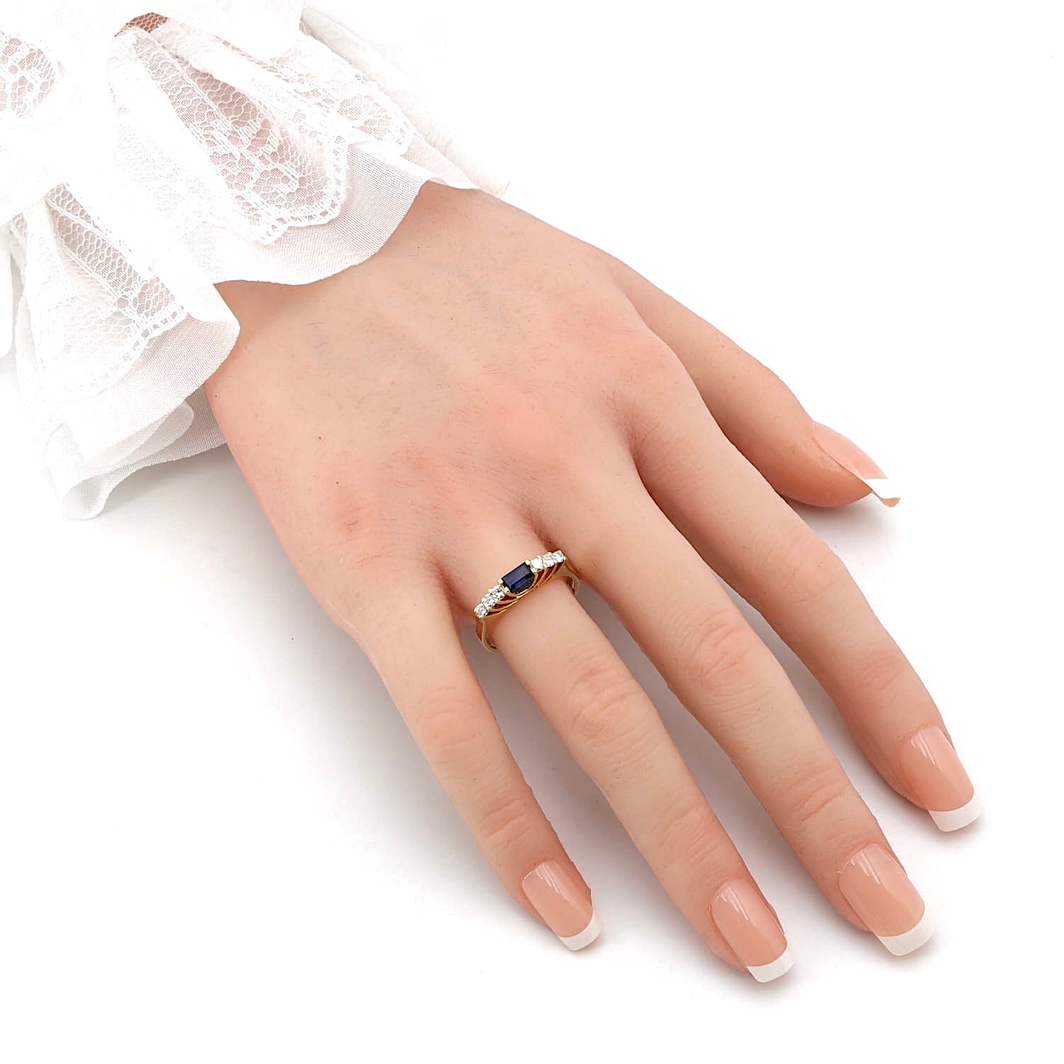 Ring in 750er Gelbgold mit einem Saphir und Brillanten, an der Hand