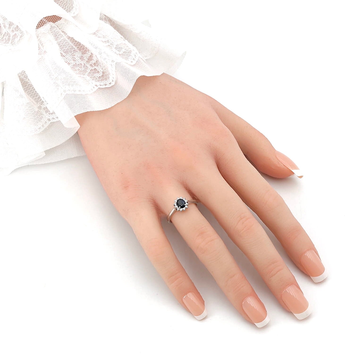 Ring in 585er Weißgold mit einem Saphir und Brillanten, an der Hand