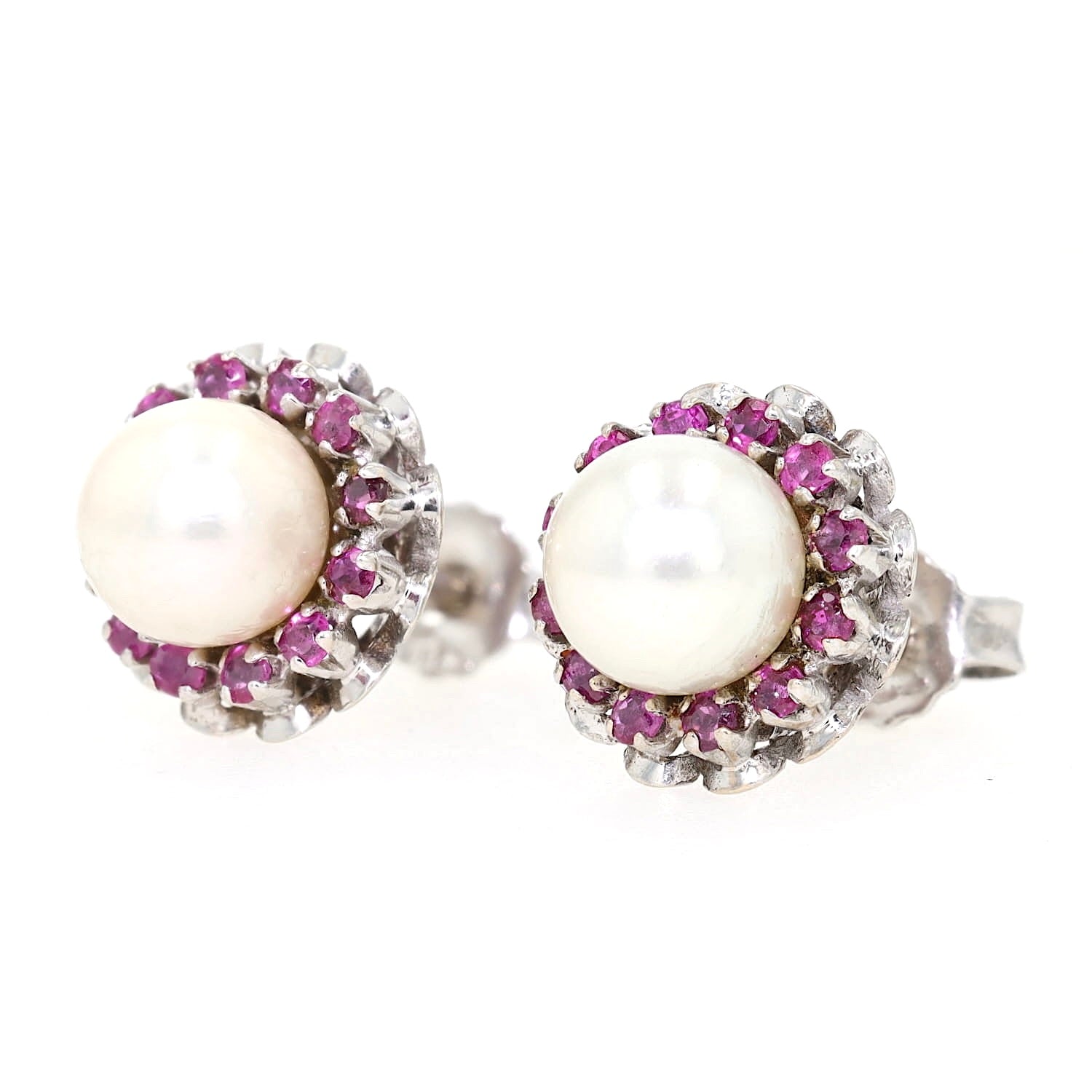 Ohrstecker in 750er Weißgold mit je einer Zuchtperle und Rubinen, liegend links gedreht