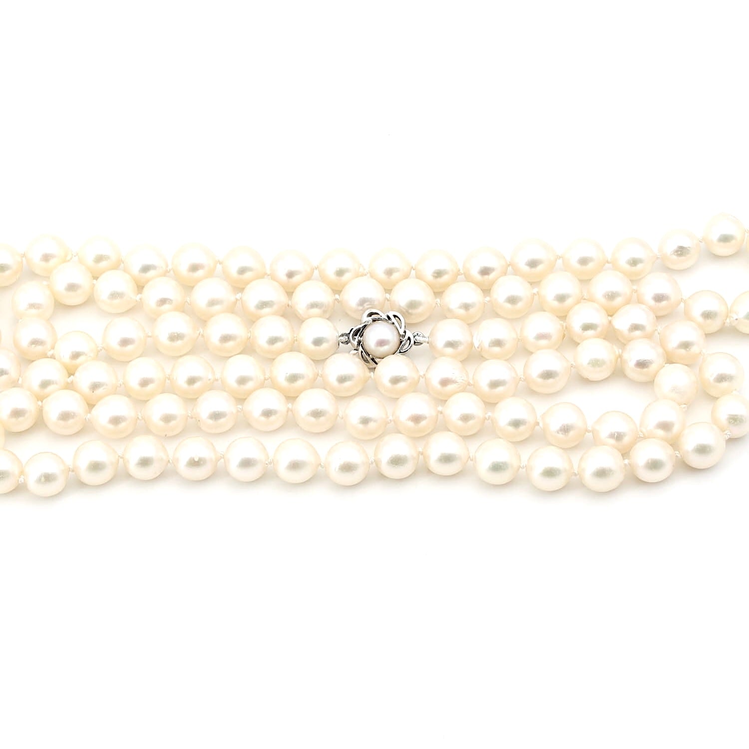 Lange Akoya-Zuchtperlenkette mit einem Schloß aus 585er Weißgold, liegend zusammen gelegt