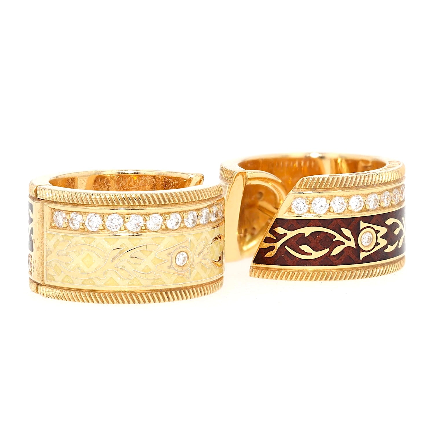 Wellendorff Kreolen “Schokotwist“ in 750er Gelbgold mit zweifarbiger Kaltemaille und Brillanten, liegend rechts gedreht