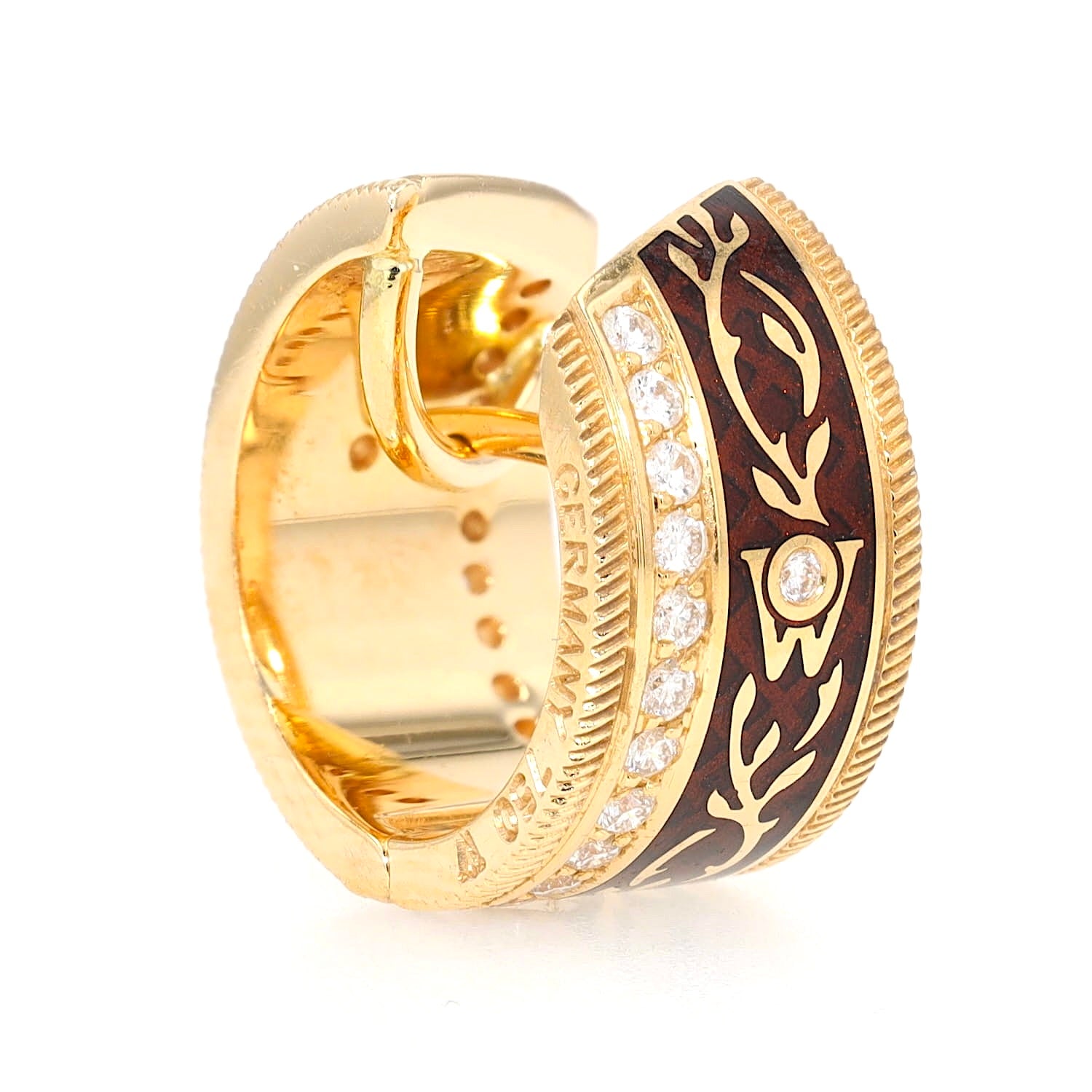 Wellendorff Kreolen “Schokotwist“ in 750er Gelbgold mit zweifarbiger Kaltemaille und Brillanten, stehend rechts gedreht