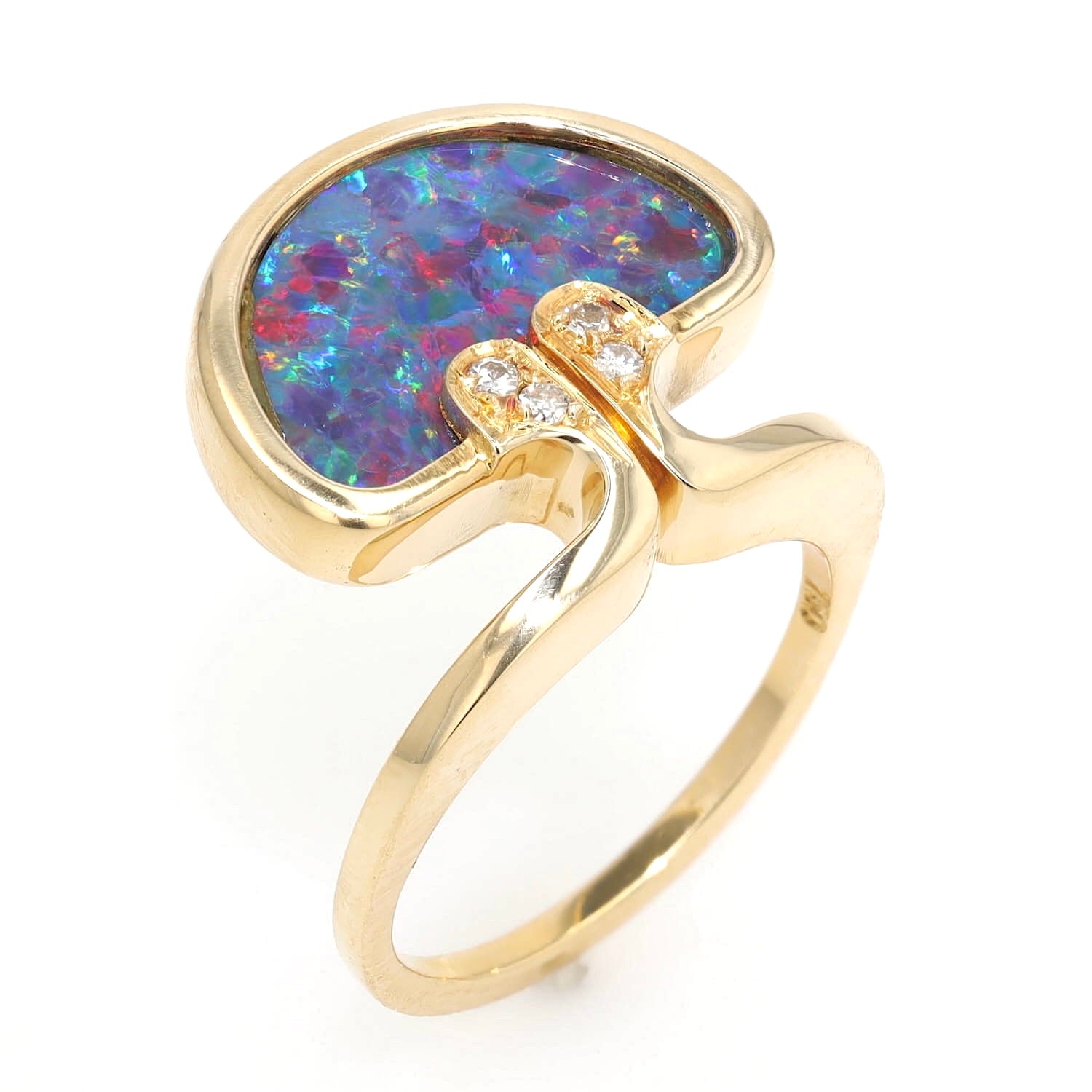 Ring in 750er Gelbgold mit einer Opal-Dublette und Diamanten, stehend