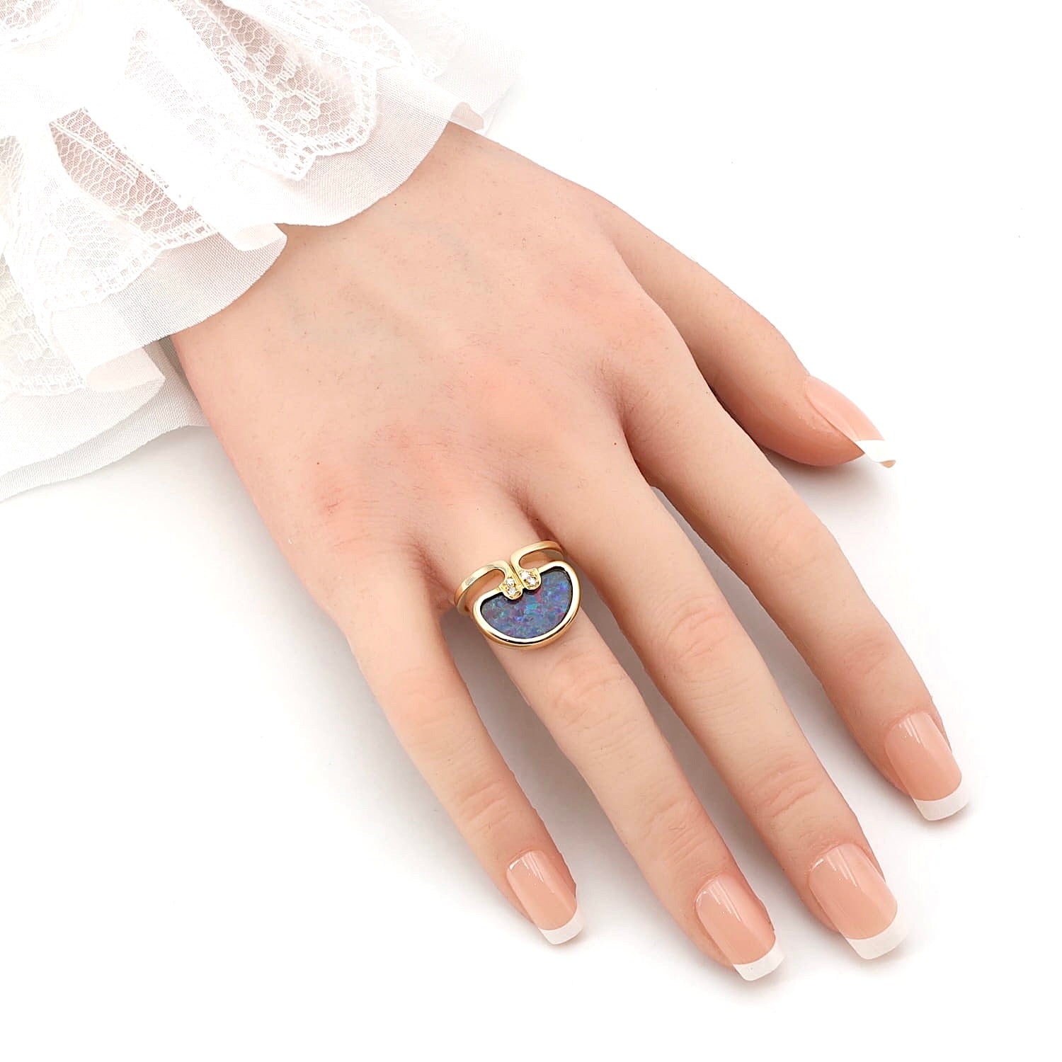Ring in 750er Gelbgold mit einer Opal-Dublette und Diamanten, an der Hand