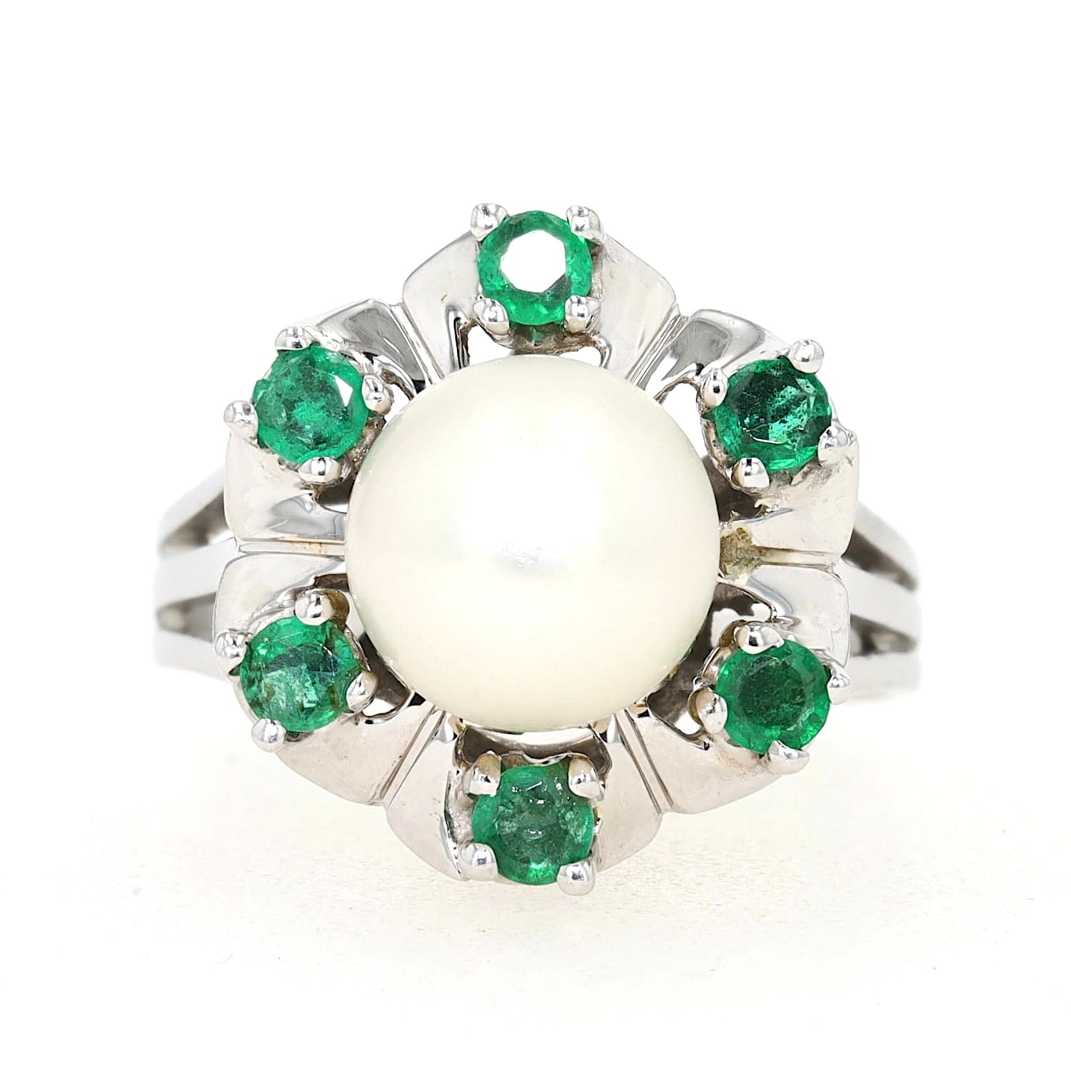 Ring in 585er Weißgold mit einer Akoya-Zuchtperle und Smaragden, liegend frontal