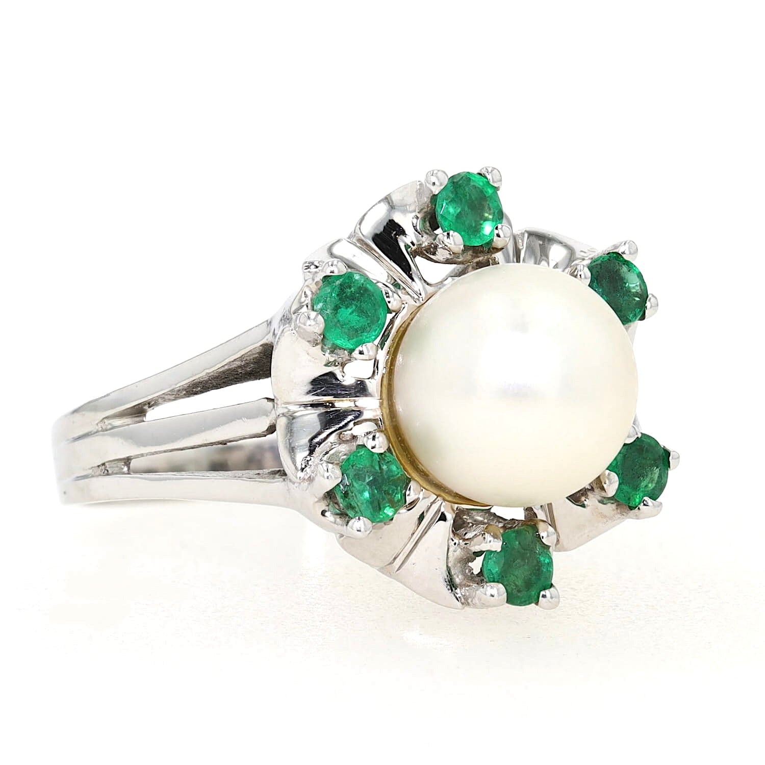 Ring in 585er Weißgold mit einer Akoya-Zuchtperle und Smaragden, liegend rechts gedreht