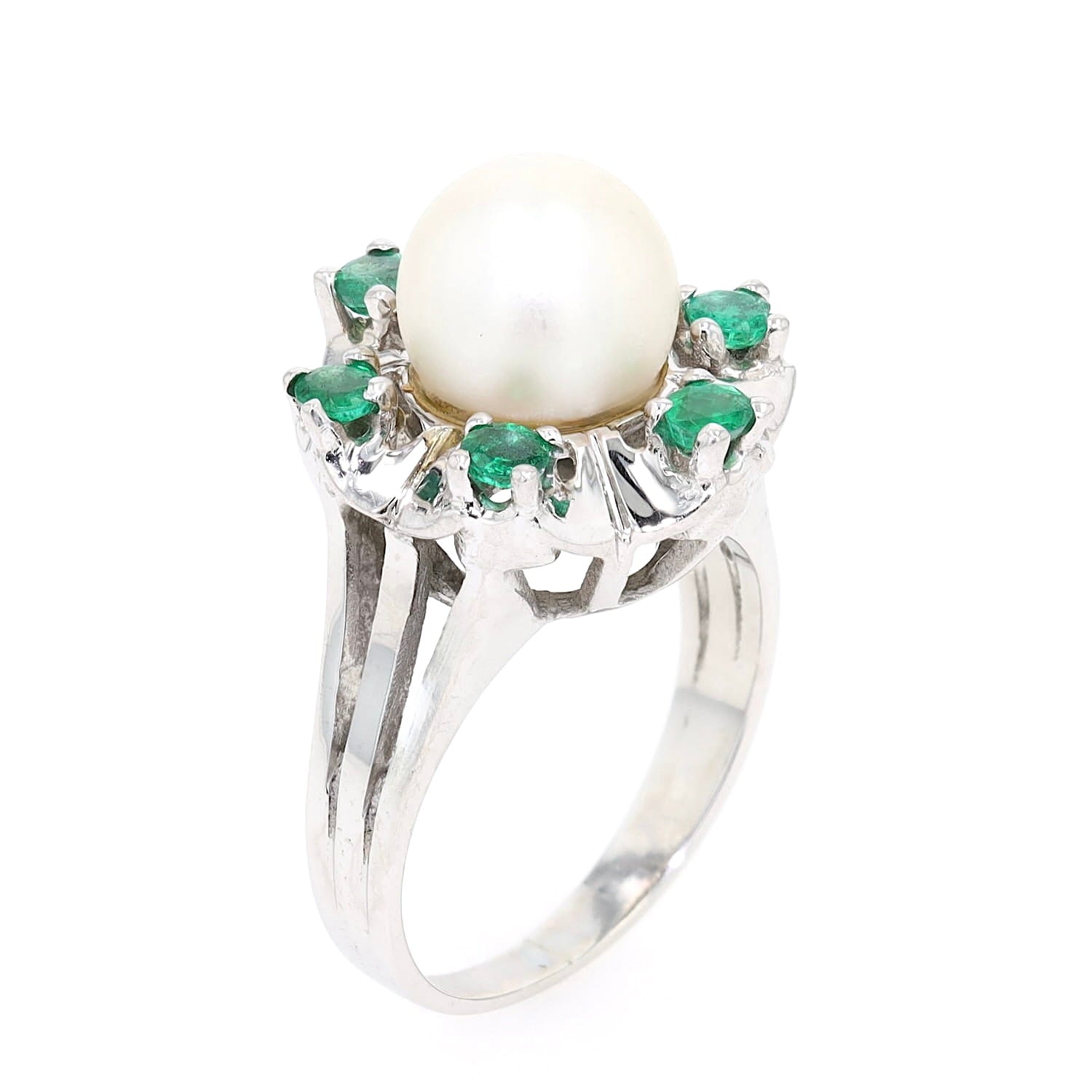 Ring in 585er Weißgold mit einer Akoya-Zuchtperle und Smaragden, stehend