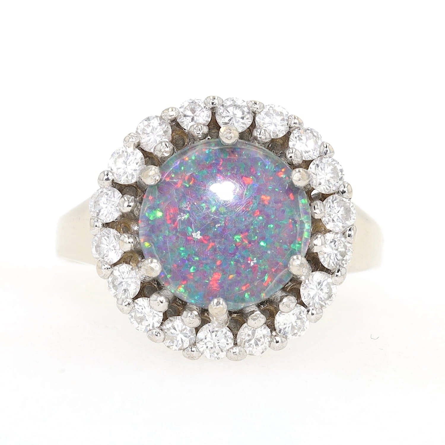 Ring in 585er Weißgold mit einer Opal-Triplette und ca. 0,60 ct Brillanten, liegend frontal