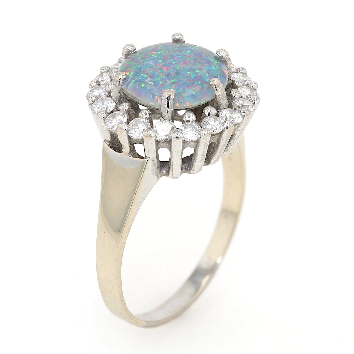 Ring in 585er Weißgold mit einer Opal-Triplette und ca. 0,60 ct Brillanten, stehend