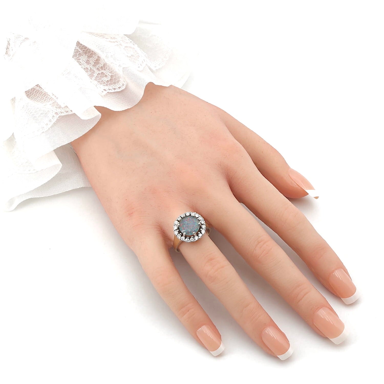 Ring in 585er Weißgold mit einer Opal-Triplette und ca. 0,60 ct Brillanten, an der Hand