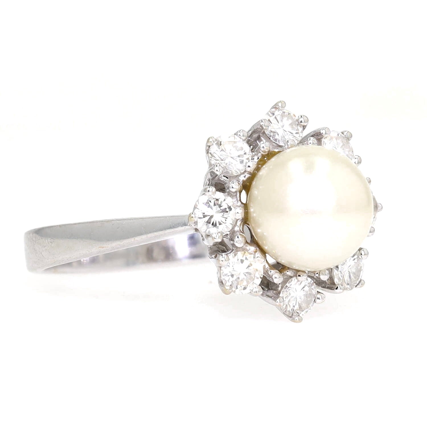 Bucherer Ring in 750er Weißgold mit Brillanten und einer Zuchtperle, liegend rechts gedreht