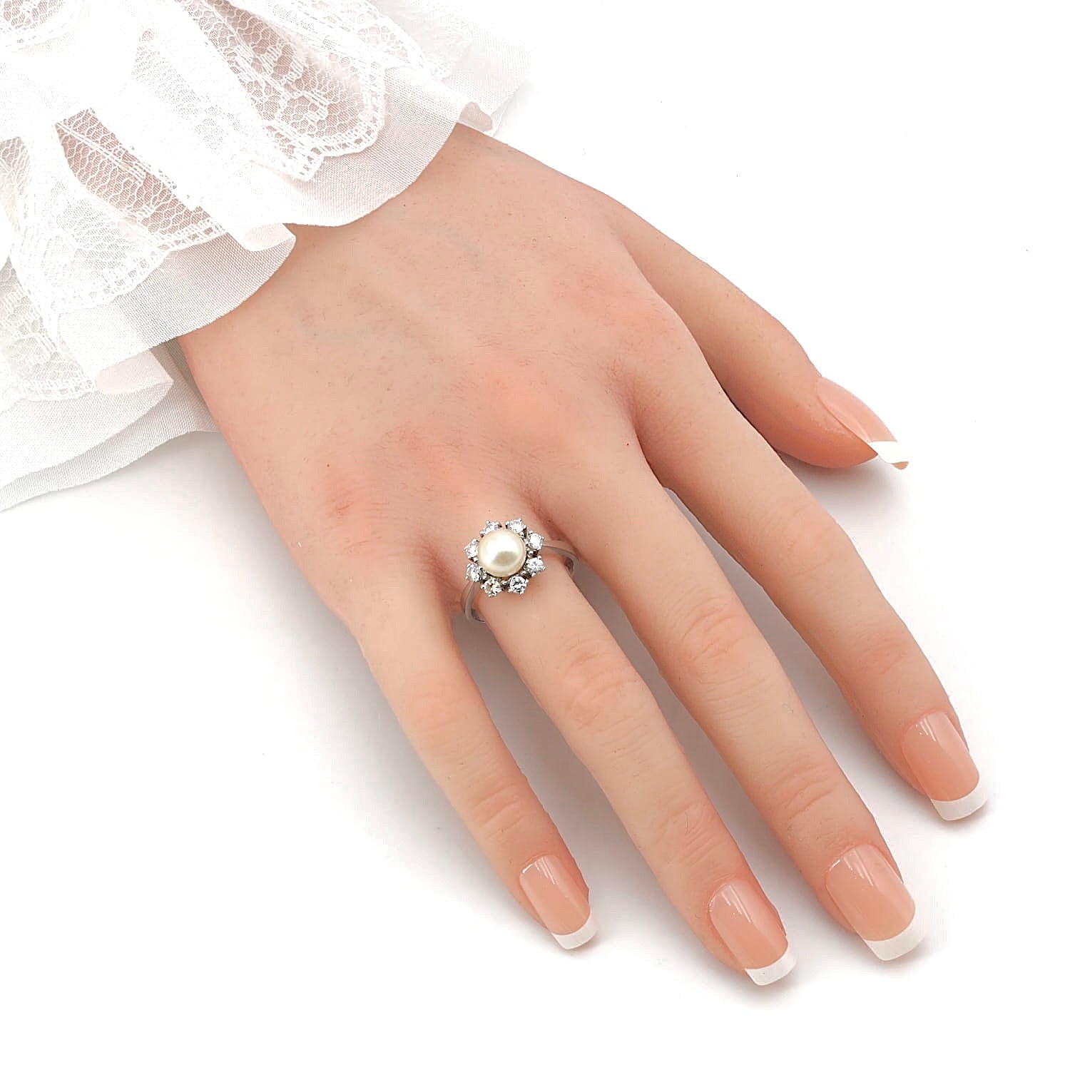 Bucherer Ring in 750er Weißgold mit Brillanten und einer Zuchtperle, an der Hand