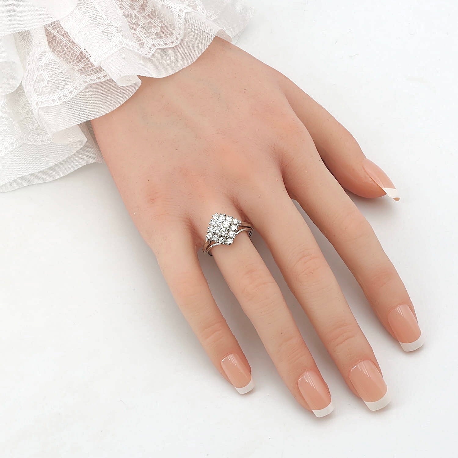 Vintage Ring in 750er Weißgold mit Brillanten, an der Hand