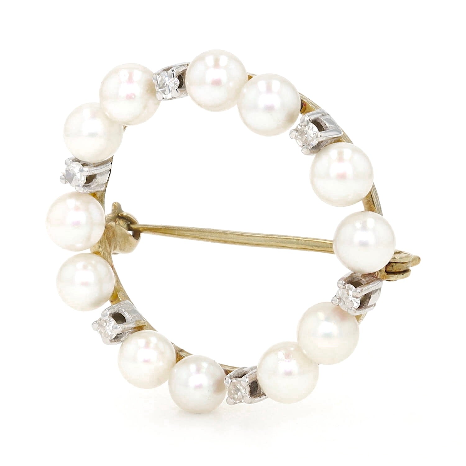 Brosche in 585er Gelbgold mit Zuchtperlen und Diamanten, stehend inks gedreht