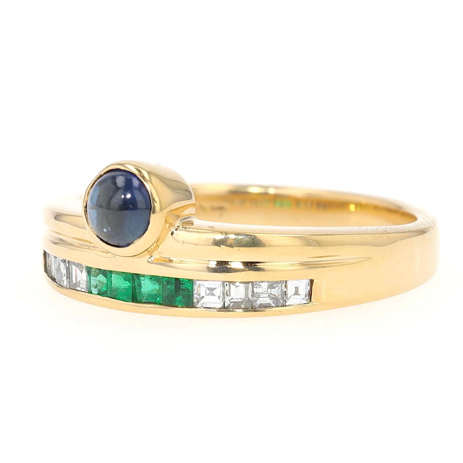 Buchwald Ring  in 750er Gelbgold mit Diamanten, Smaragden und einem Saphir-Cabochon, liegend links gedreht