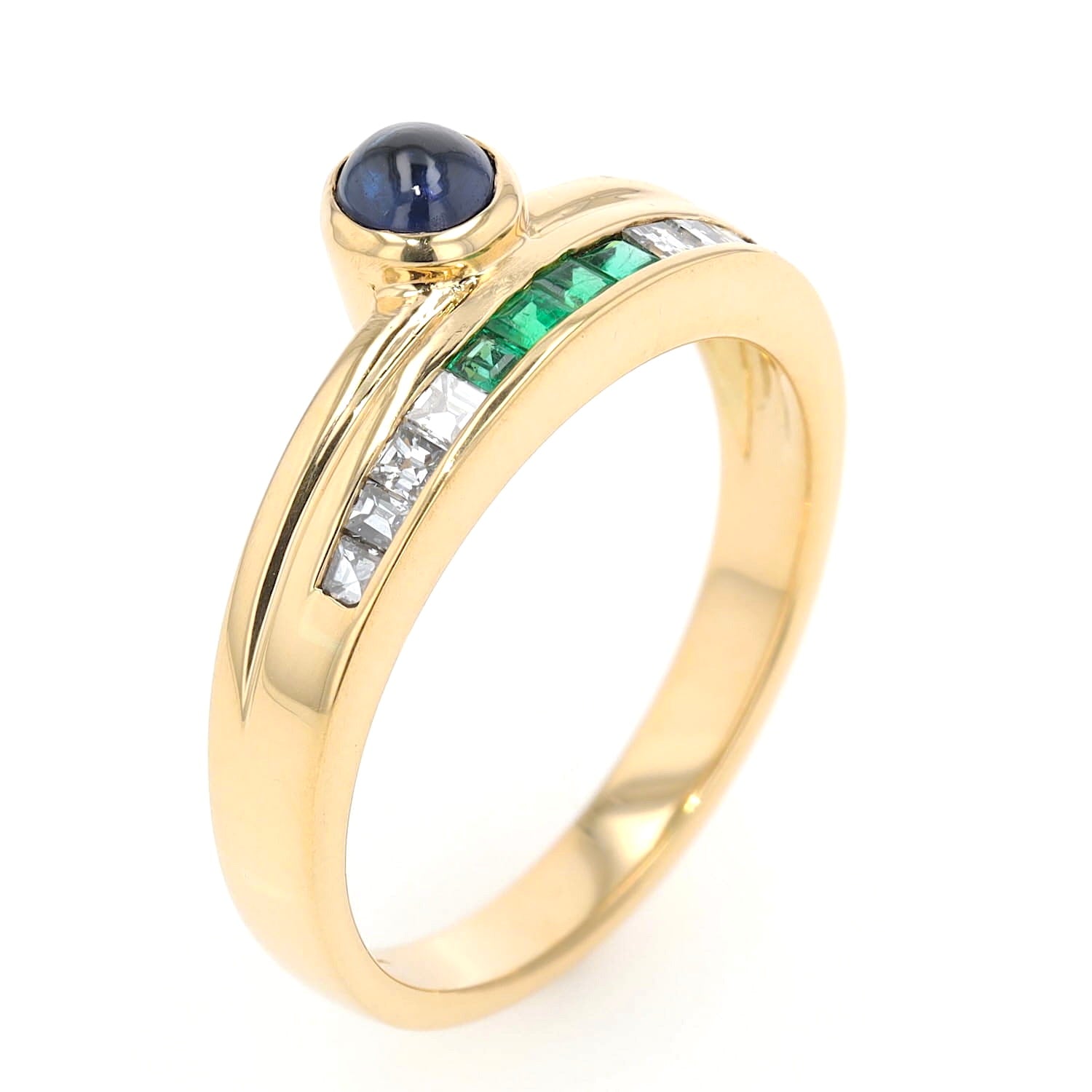Buchwald Ring  in 750er Gelbgold mit Diamanten, Smaragden und einem Saphir-Cabochon, stehend