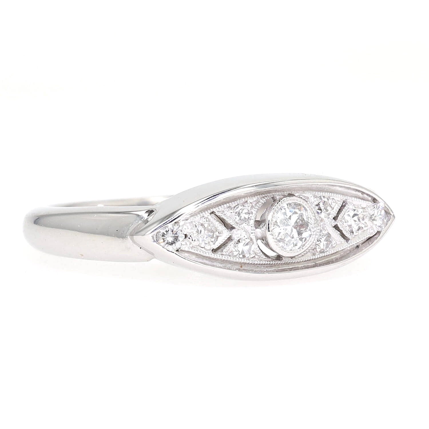 Ring in 750er Weißgold mit Diamanten, liegend rechts gedreht