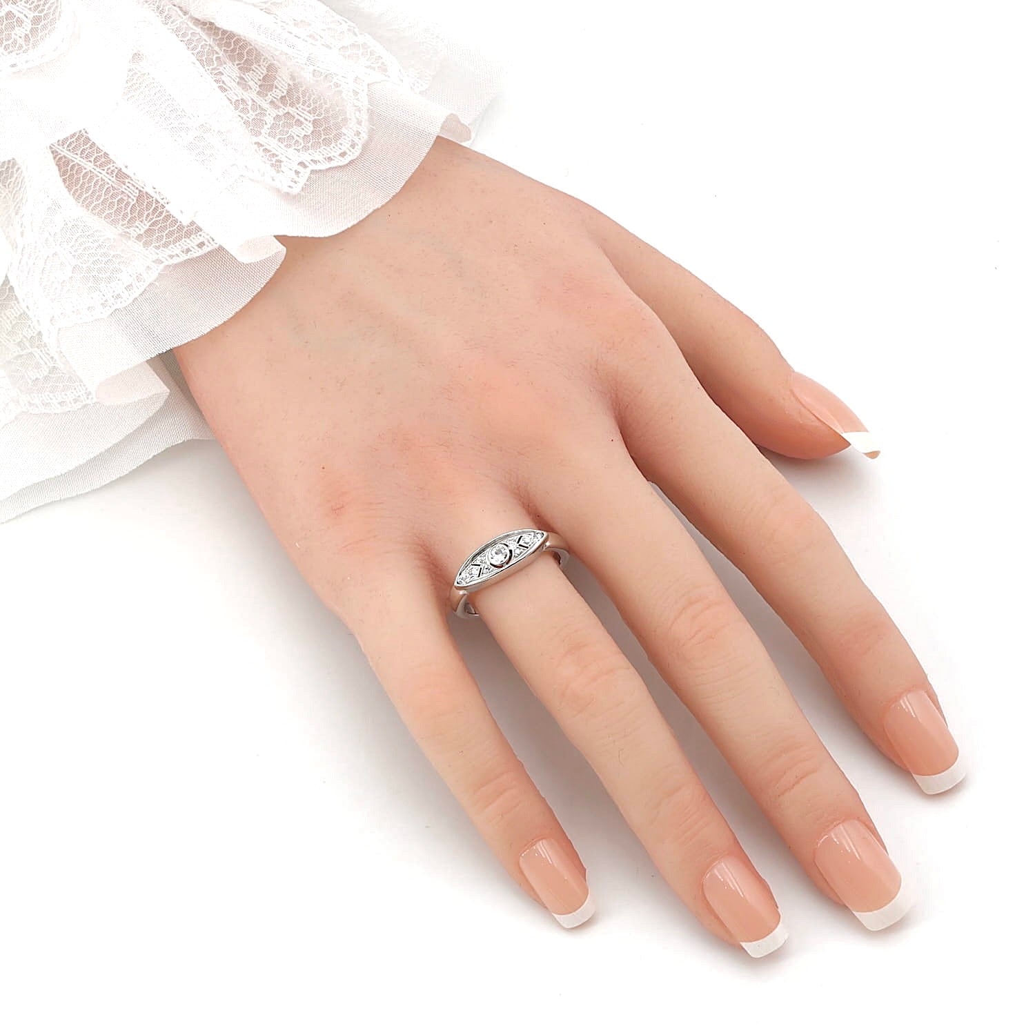 Ring in 750er Weißgold mit Diamanten, an der Hand