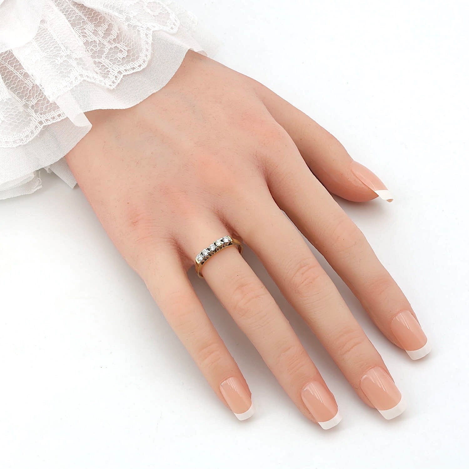 Ring in 585er Gelb- und Weißgold mit Brillanten, an einer künstlichen Hand