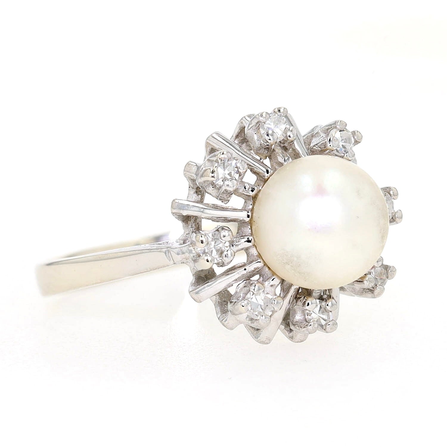 Ring in 585er Weißgold mit einer Zuchtperle und Diamanten, liegend rechts gedreht