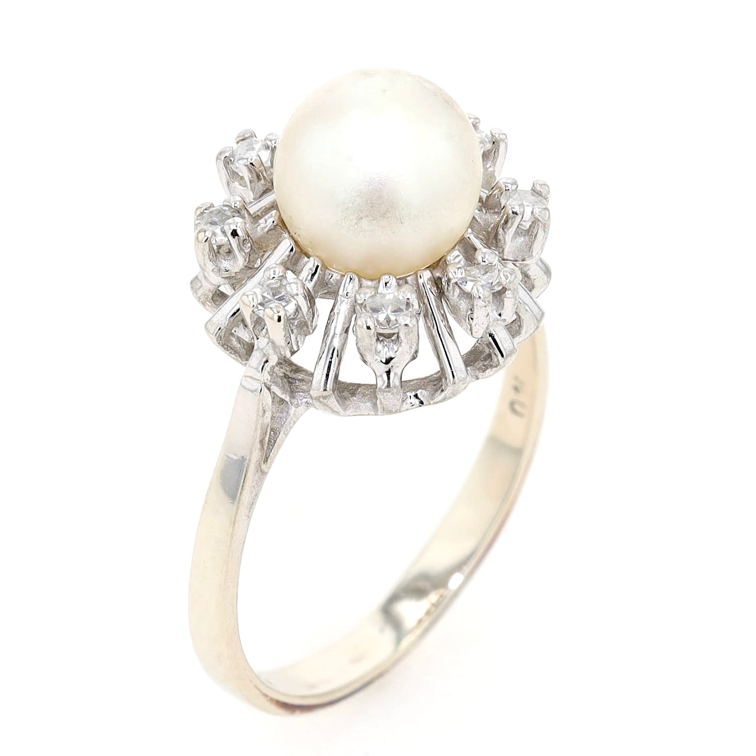 Ring in 585er Weißgold mit einer Zuchtperle und Diamanten, stehend