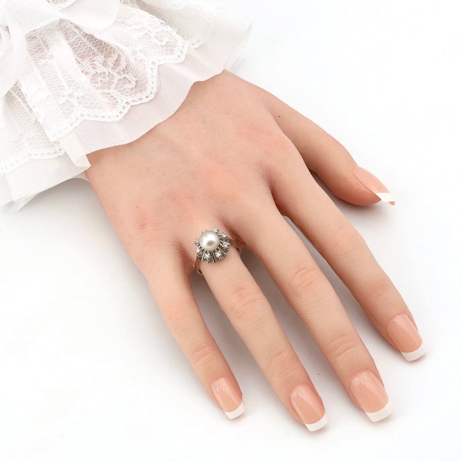 Ring in 585er Weißgold mit einer Zuchtperle und Diamanten, aneifre künstlichen Hand