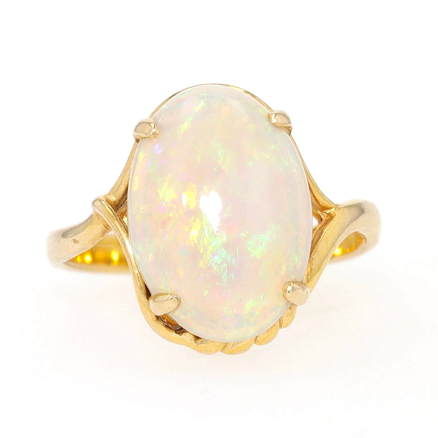 Ring in 585er Gelbgold mit einem Edelopal, liegend frontal