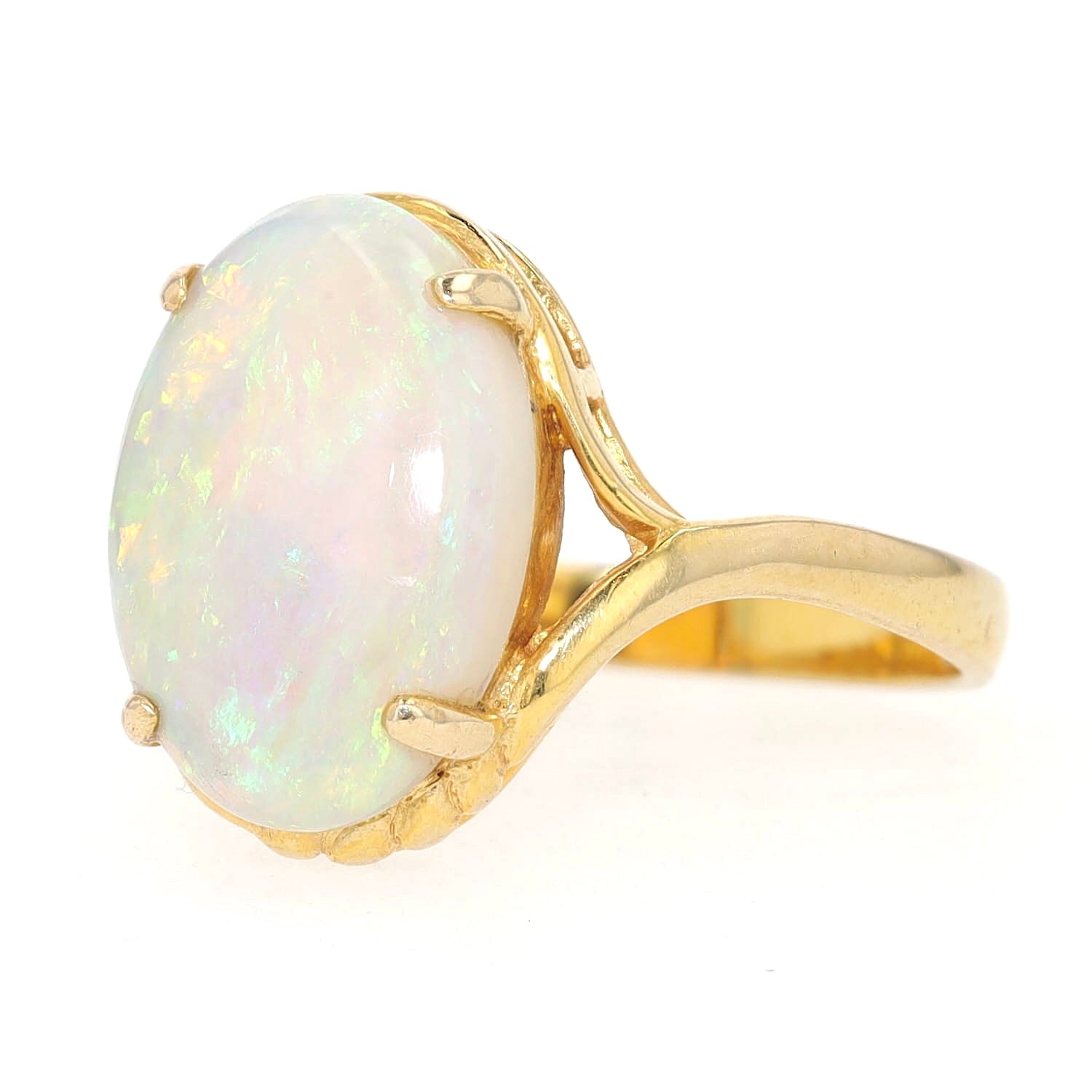 Ring in 585er Gelbgold mit einem Edelopal, liegend links gedreht