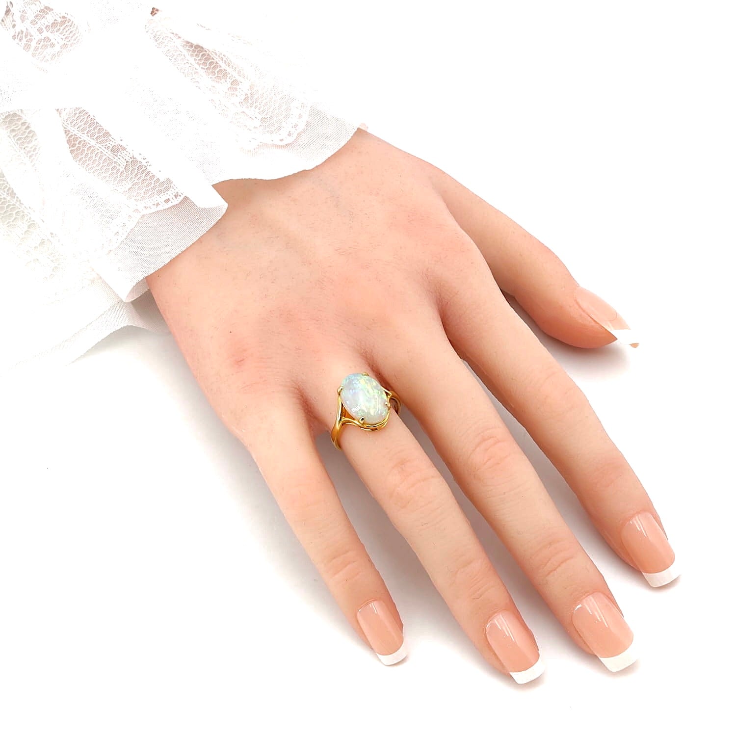 Ring in 585er Gelbgold mit einem Edelopal, an der Hand