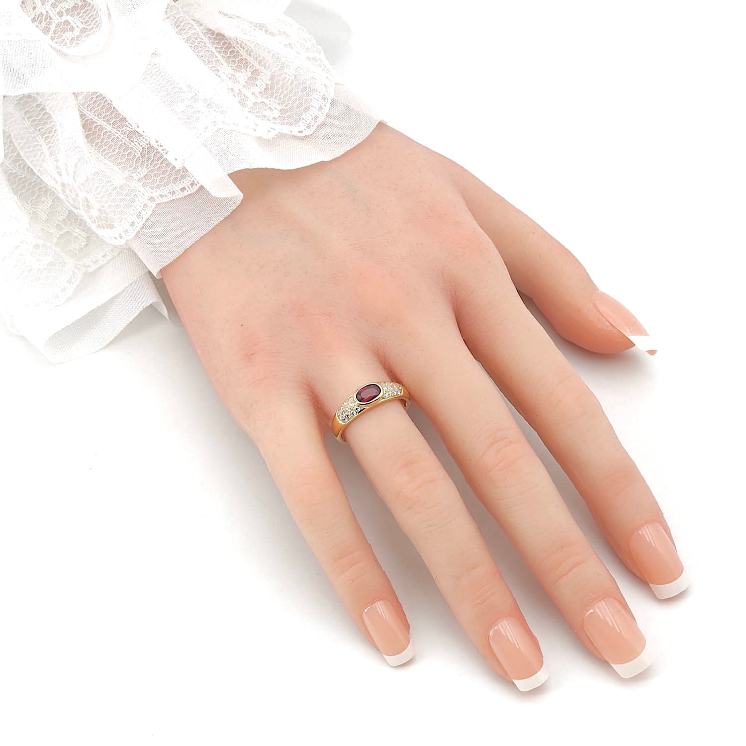 Ring in 585er Gelbgold mit einem Rubin und Brillanten, an der Hand