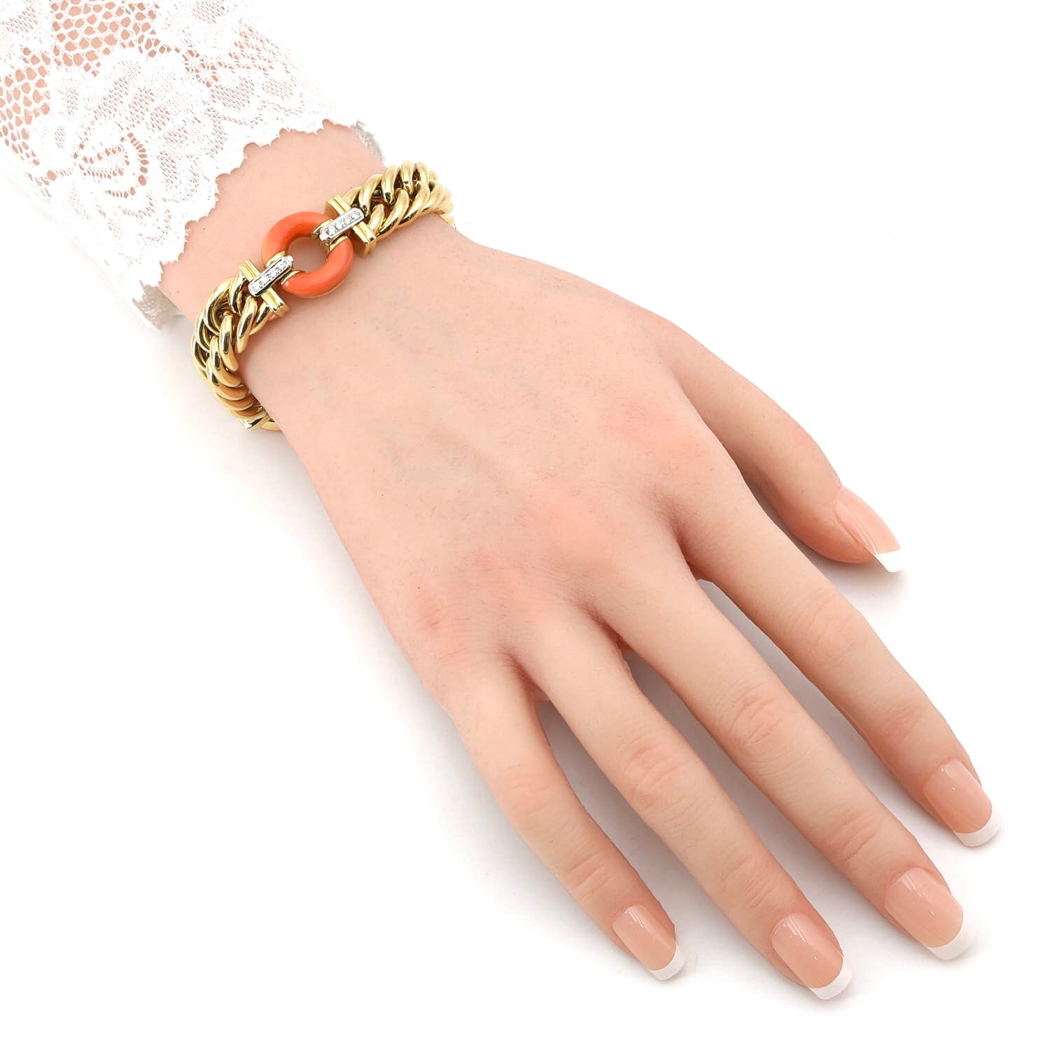 Vintage Armband Made in Italy in 750er Gelbgold mit Brillanten und Korallen, am Arm