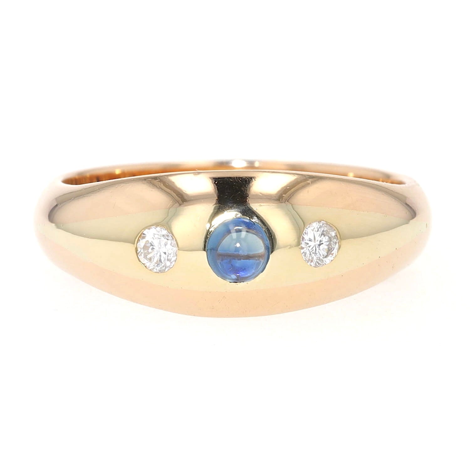 Ring 585er Gelb-Rotgold mit einem blauen Saphir-Cabochon und zwei Brillanten, liegend frontal