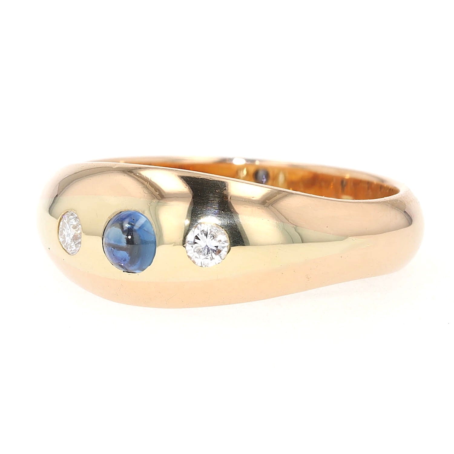 Ring 585er Gelb-Rotgold mit einem blauen Saphir-Cabochon und zwei Brillanten, liegend links gedreht