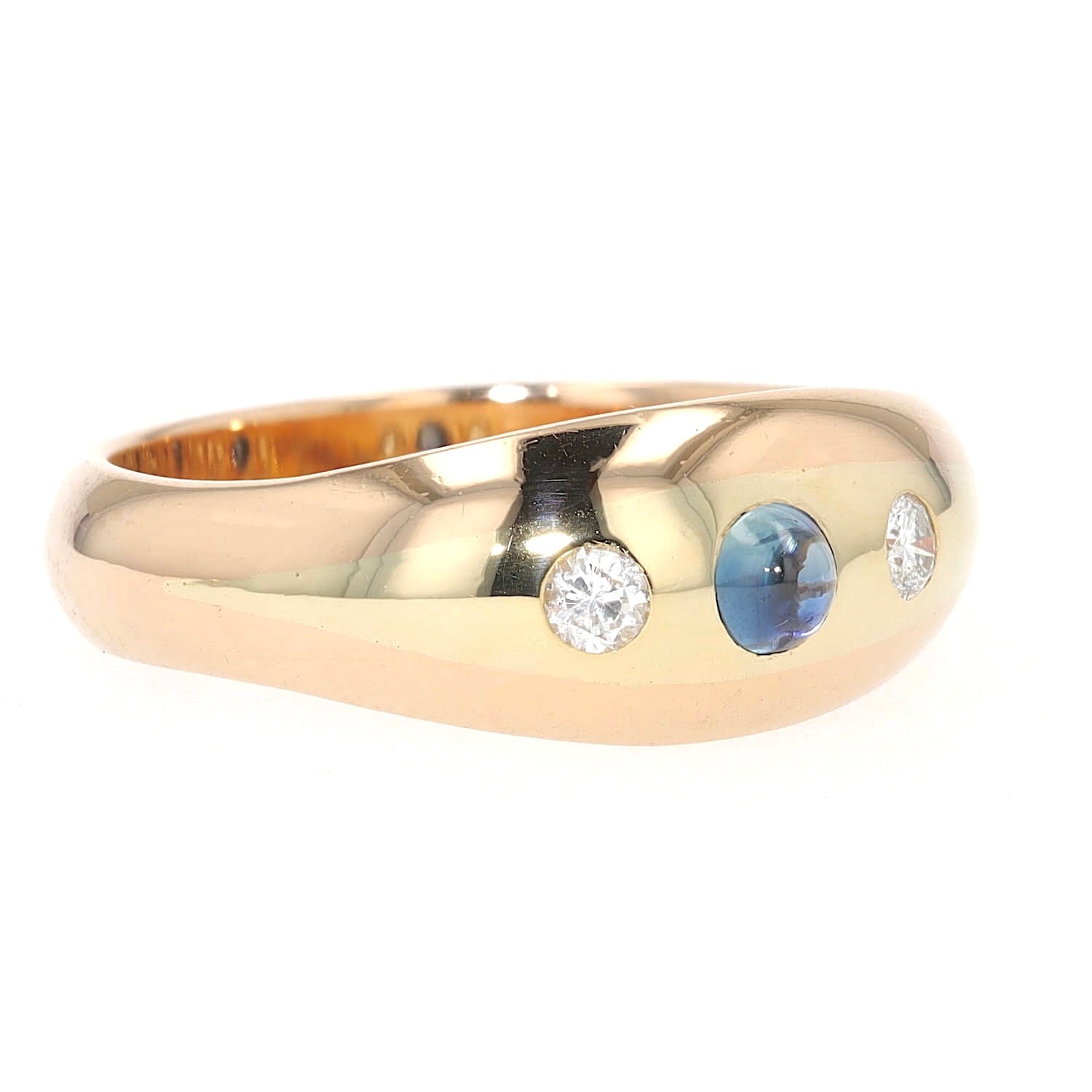 Ring 585er Gelb-Rotgold mit einem blauen Saphir-Cabochon und zwei Brillanten, liegend rechts gedreht