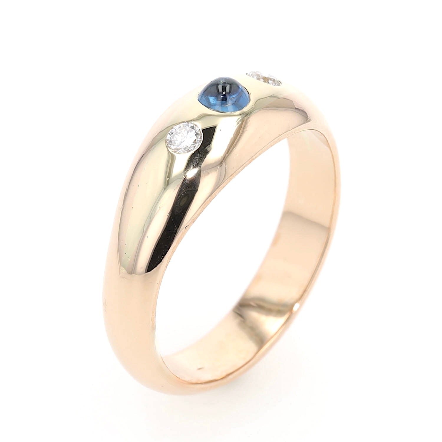 Ring 585er Gelb-Rotgold mit einem blauen Saphir-Cabochon und zwei Brillanten, stehend