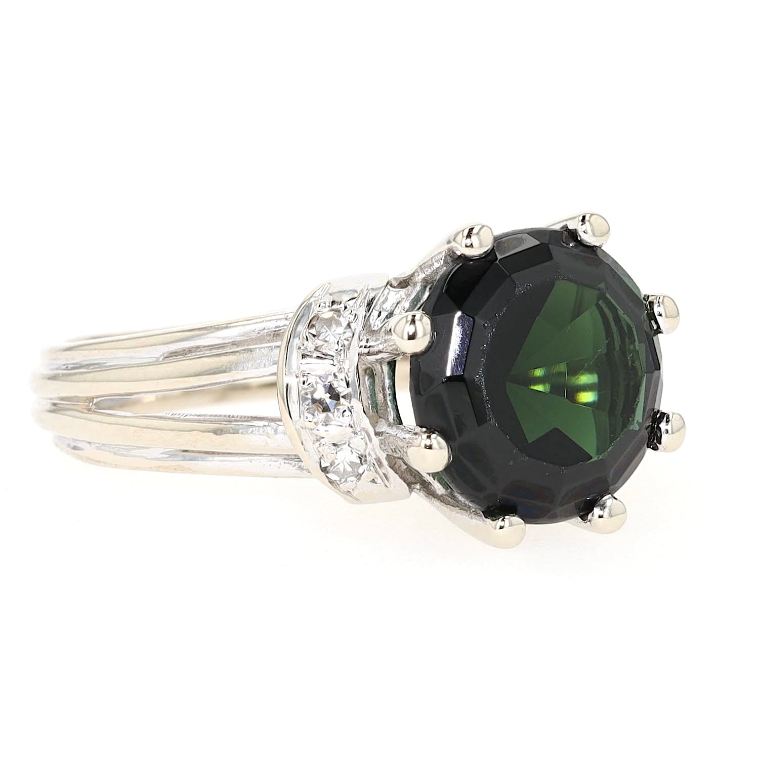 Ring in 585er Weißgold mit einem Turmalin und Diamanten, liegend rechts gedreht